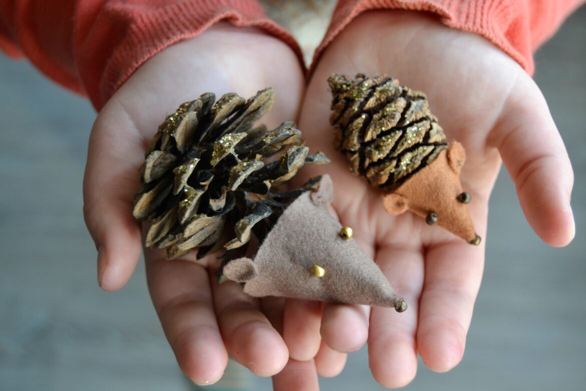 Comment mettre des paillettes sur des pommes de pin ?