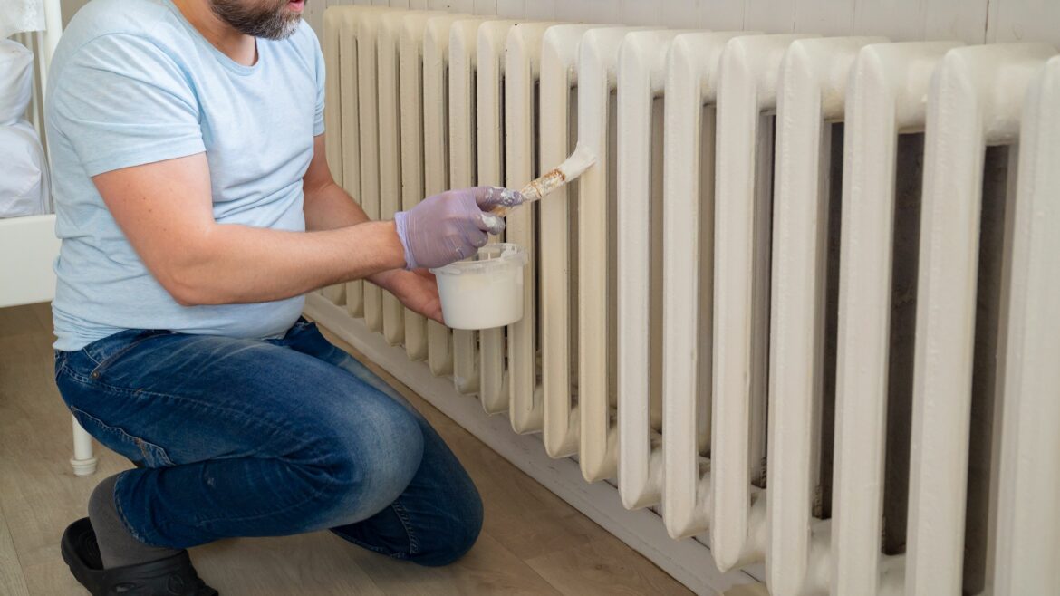 Comment peindre un mur derrière un WC ?