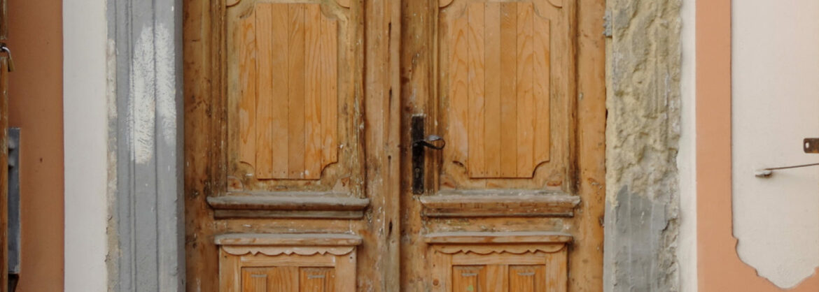 Comment poncer une porte en métal ?