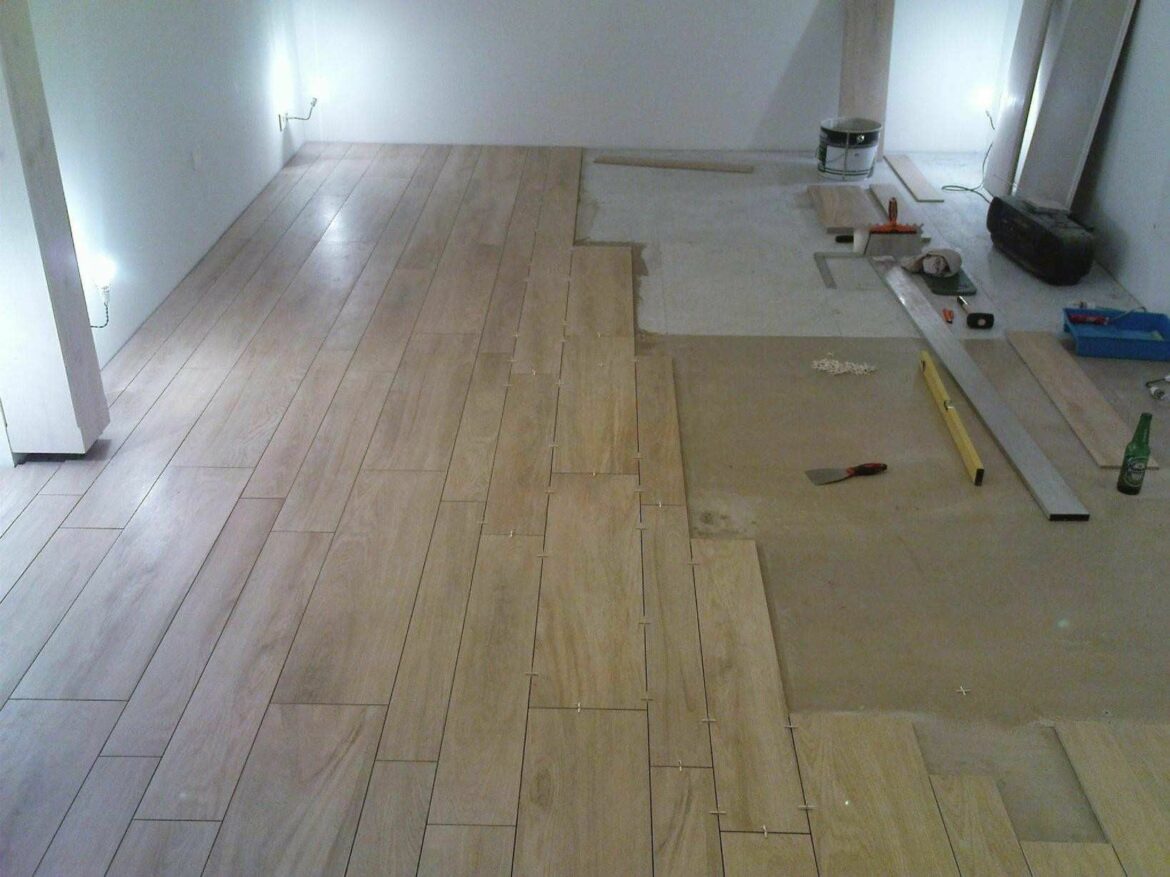 Comment poser du carrelage imitation parquet dans une salle de bain ?
