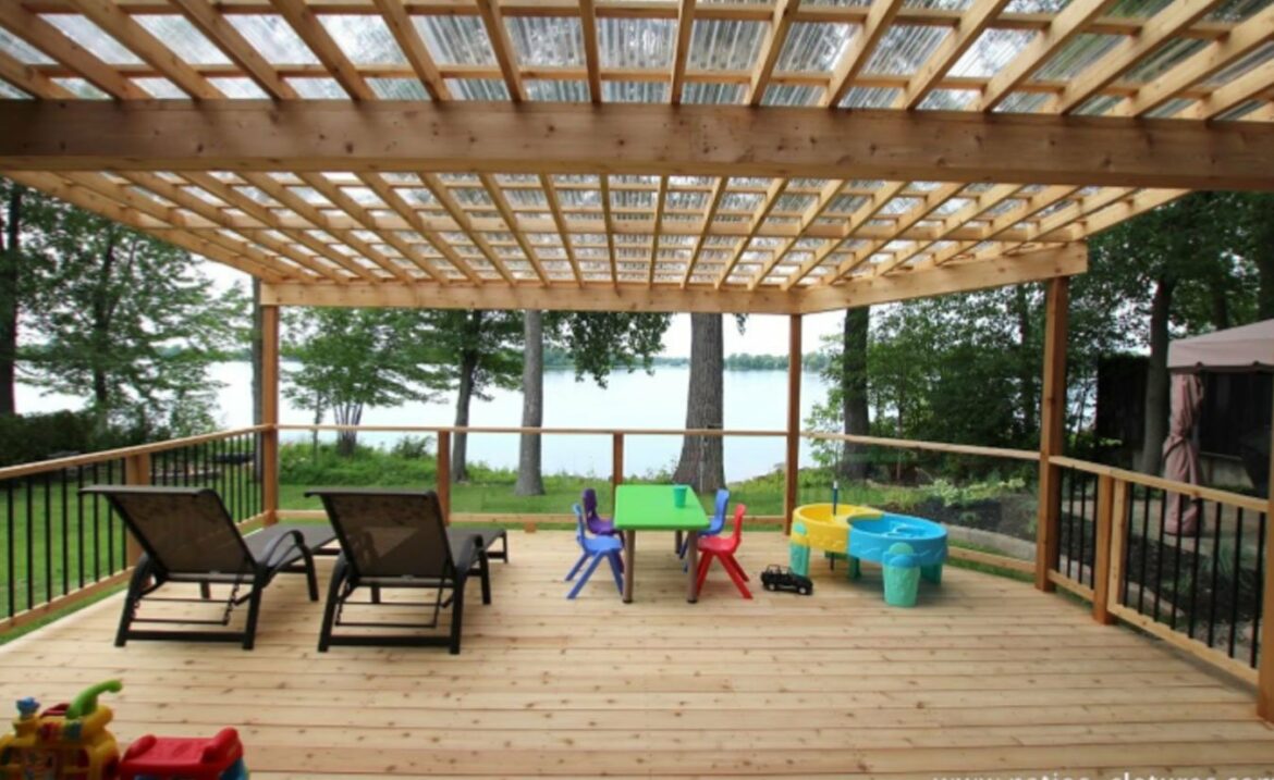 Comment protéger une porte en bois de la pluie ?