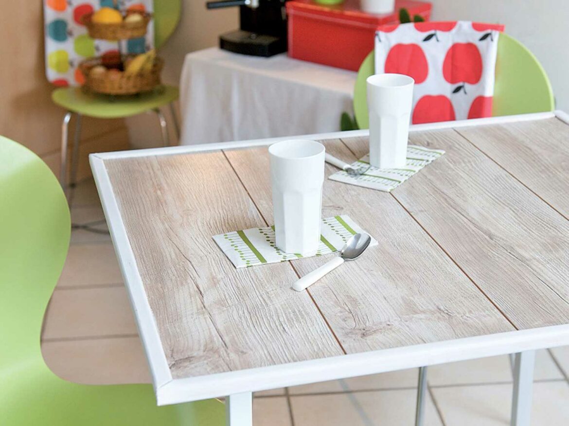 Comment recouvrir un plateau de table en bois ?