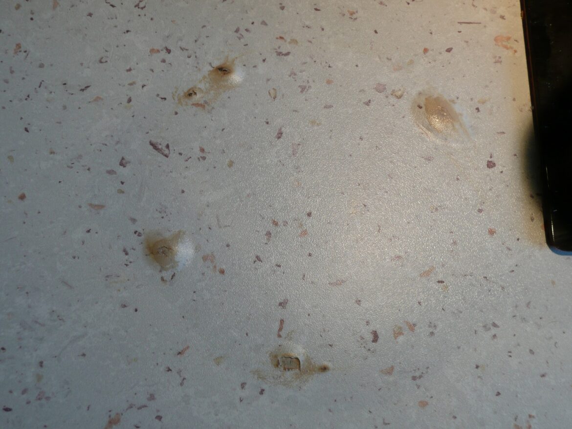 Comment réparer un impact sur un plan de travail stratifié ?