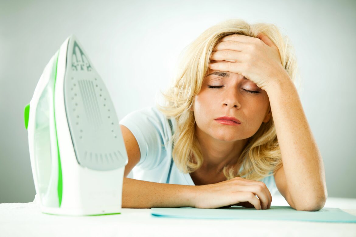 Pourquoi l'eau du robinet bouché les trous du fer à repasser ?