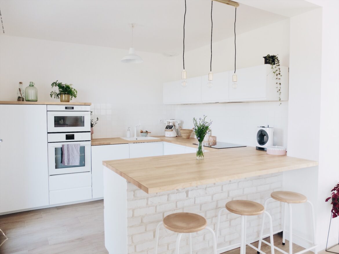 Quel est la largeur d'un plan de travail IKEA ?