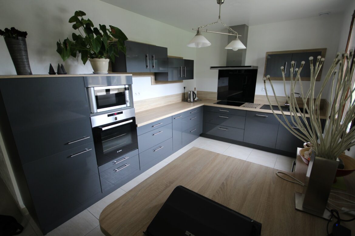 Quelle couleur au mur avec un sol noir ?