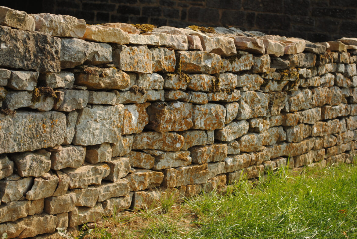 Как да изградим каменна стена без цимент? - Списание Housekeeping: Идеи